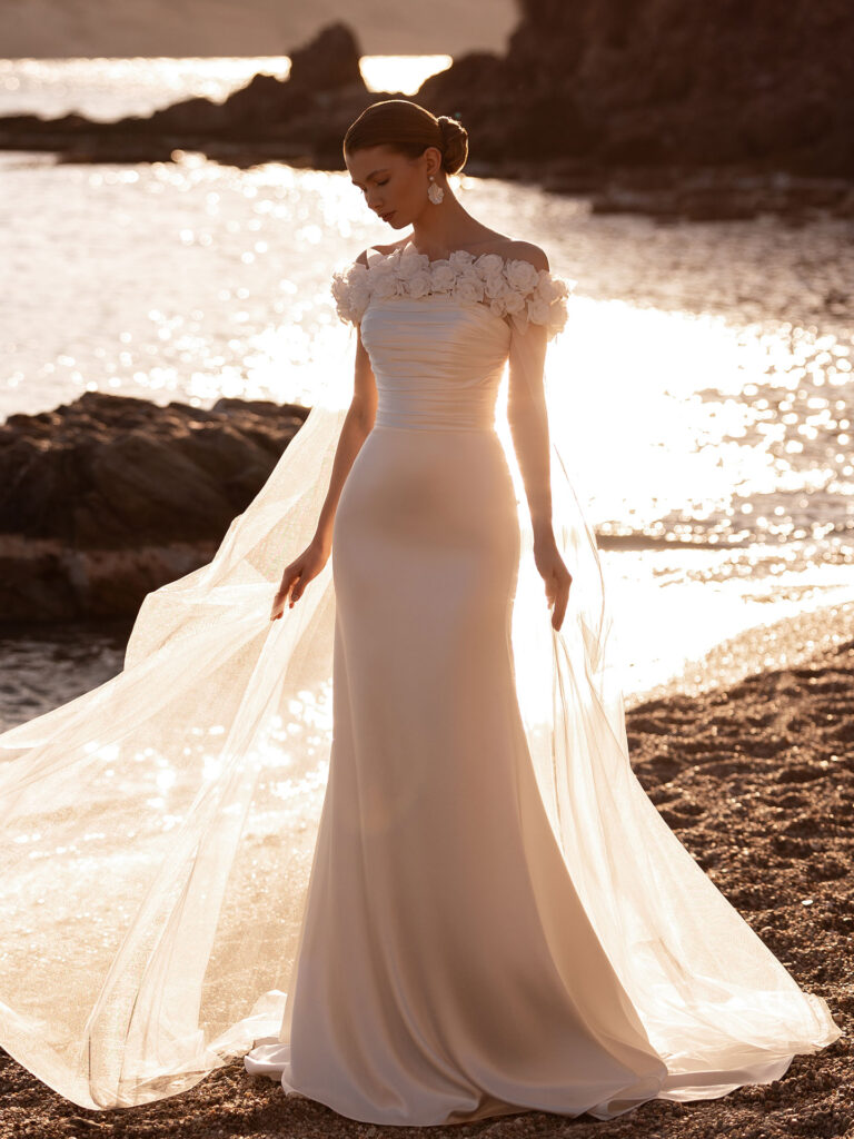 Abito da Sposa Mezza Sirena in Satin Avorio con Mantello in Tulle