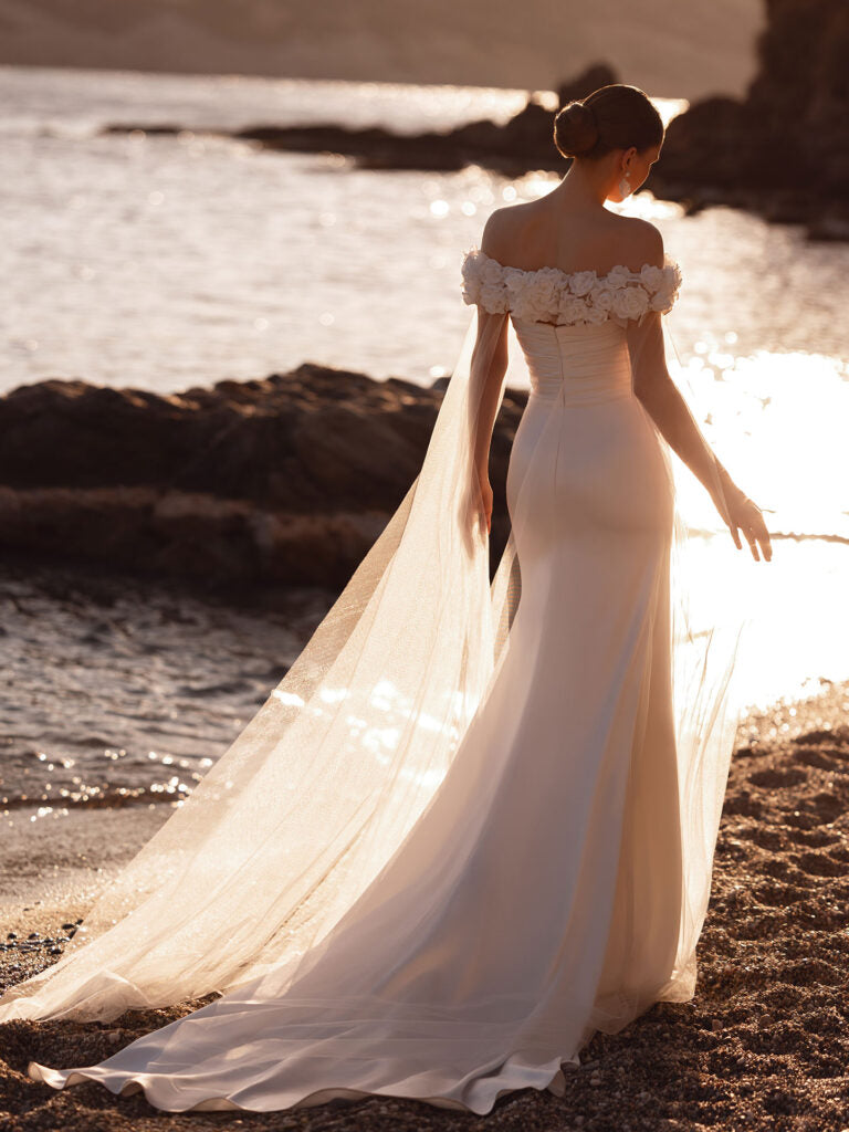 Abito da Sposa Mezza Sirena in Satin Avorio con Mantello in Tulle
