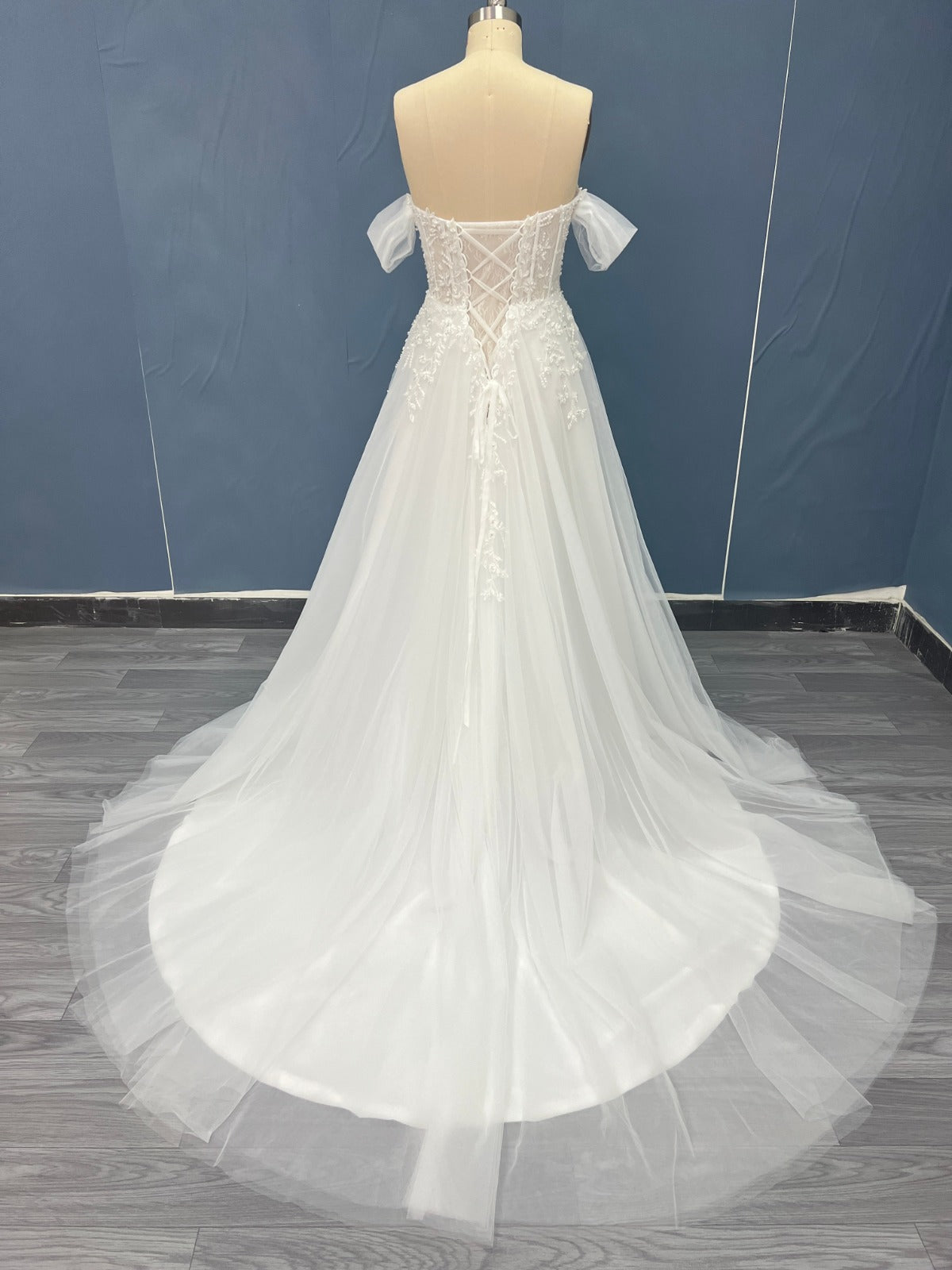 Abito da sposa modello Lucrezia in tulle bianco - dettaglio bustino e spalline scese