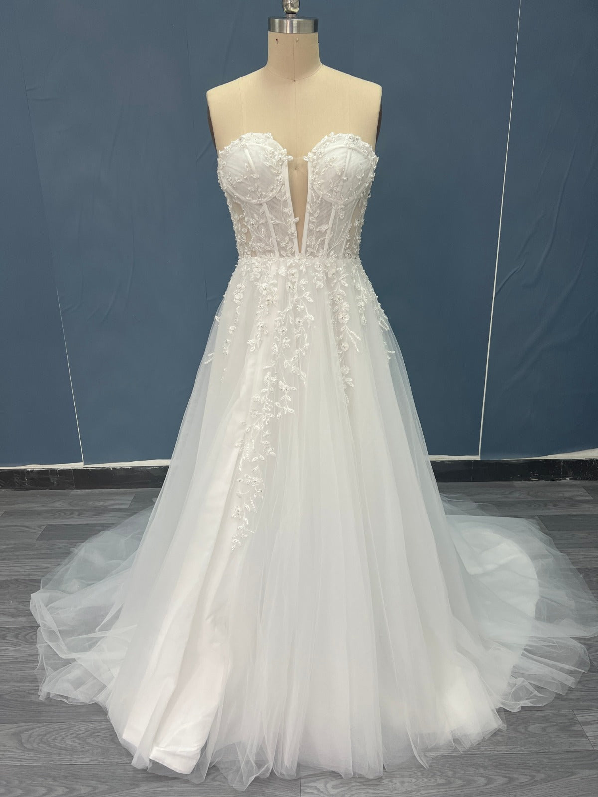 Abito da sposa modello Lucrezia in tulle bianco - vista frontale senza spalline
