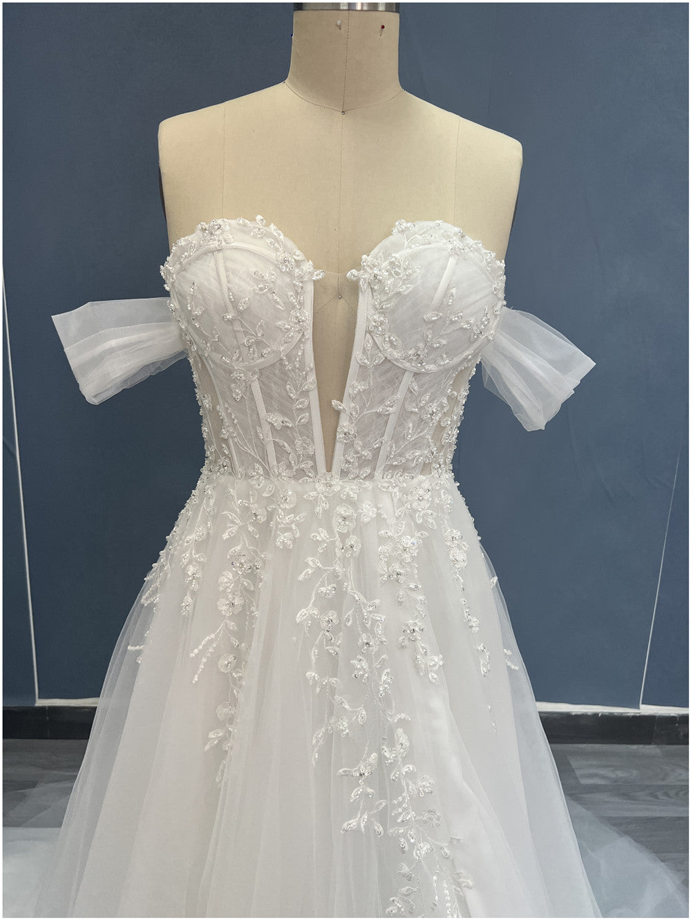 Abito da sposa modello Lucrezia in tulle bianco - vista posteriore strascico e corsetto