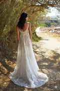 Abito da sposa modello Renée in pizzo avorio con strascico - vista frontale