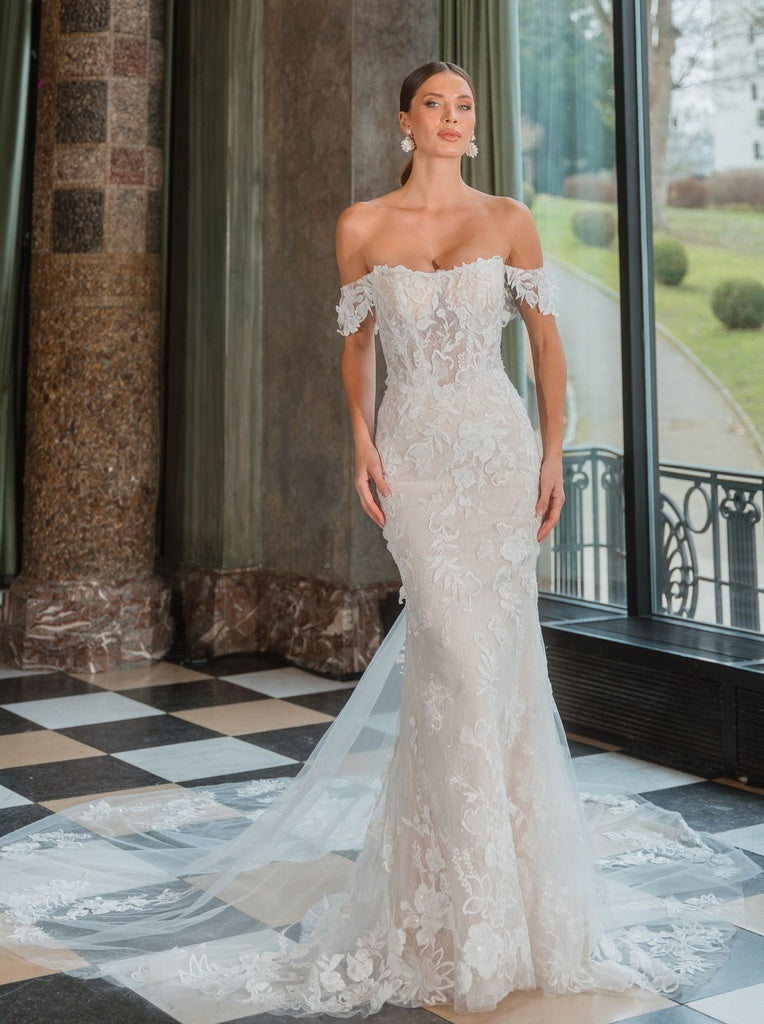 Abito da sposa modello Diane a sirena con pizzo floreale 3D rosato e strascico lungo - vista frontale